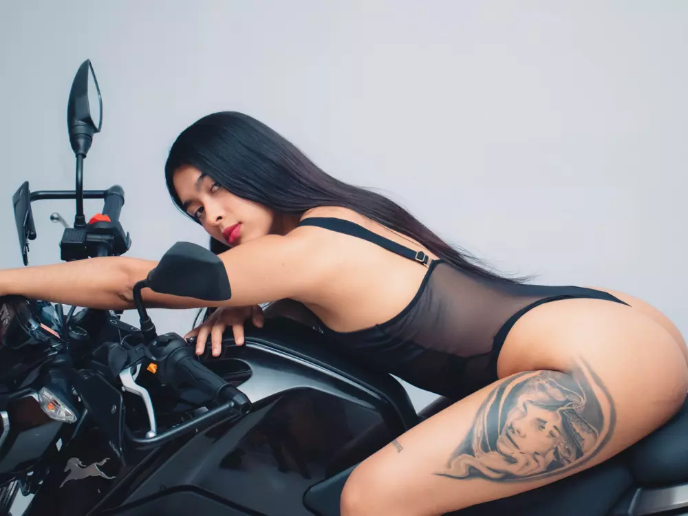 CristalTowers's Live Sex Cam Show