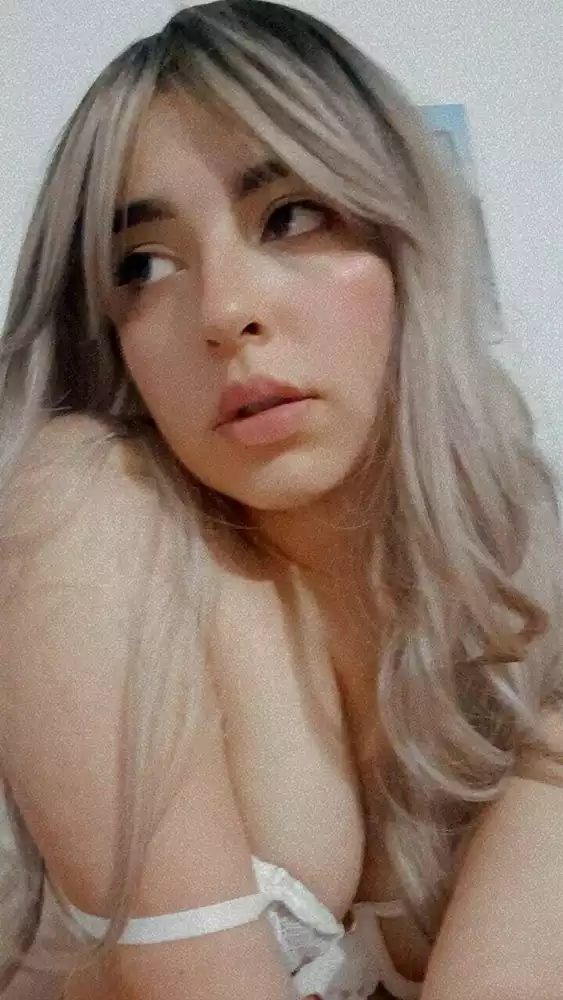 Giulia Aston's Live Sex Cam Show