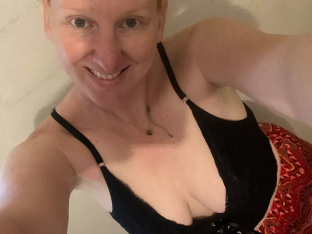Naked Honey Bee's Live Sex Cam Show
