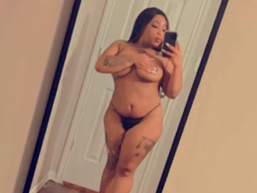 QueenD's Live Sex Cam Show