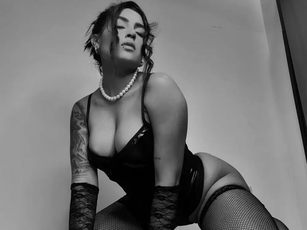 Live cam show with Xia Phoenix - Morena on Camsoda