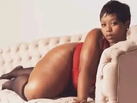 GoldenPussyxoxo's Live Sex Cam Show