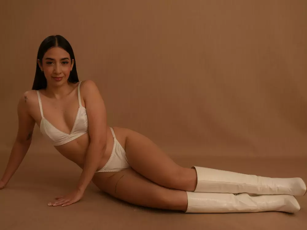 luisa-18's Live Sex Cam Show
