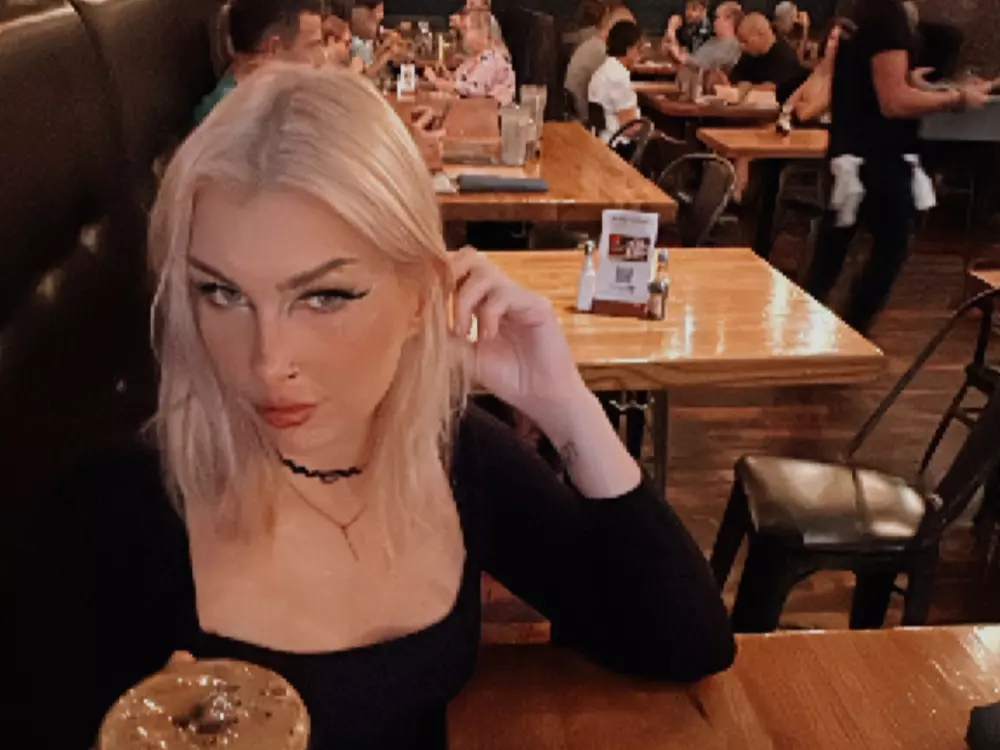 goddesselifox's Live Sex Cam Show