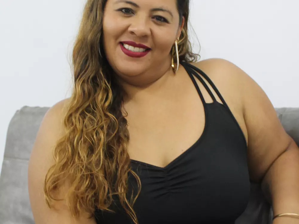 victoria-lewis