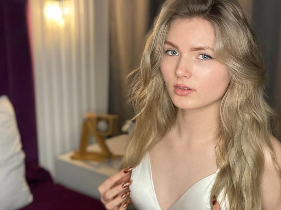 EvelineAmore's Live Sex Cam Show