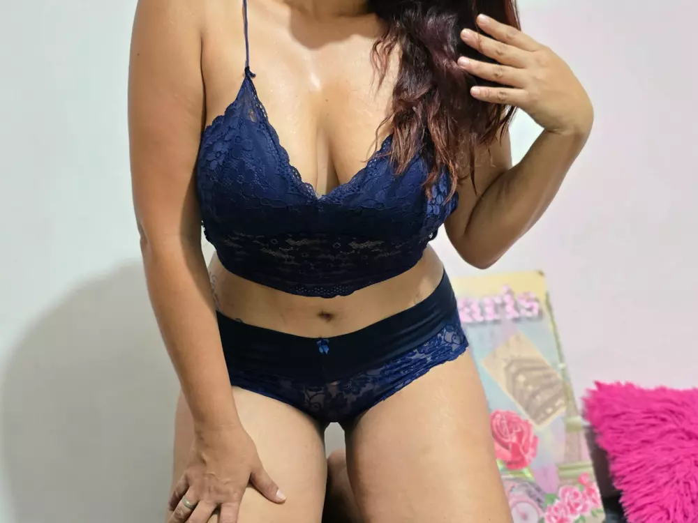 charlotte-busty872