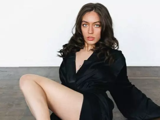 Live cam show with Agnes - Brown Hair on Camsoda