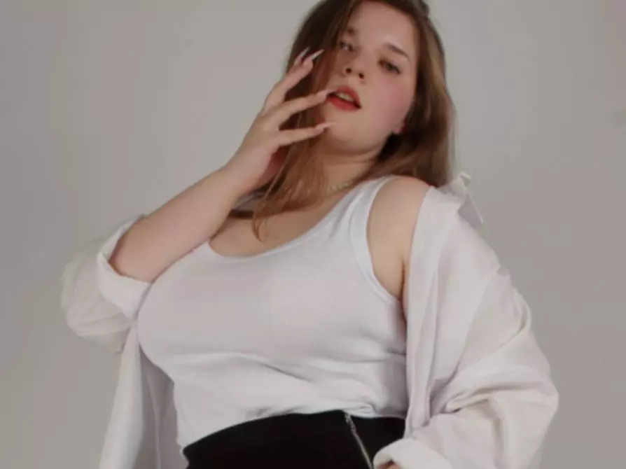 Chloe-Whitee's Live Sex Cam Show