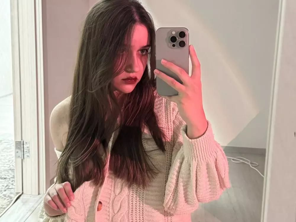 Live cam show with NeldaBoor - Brown Hair on Camsoda