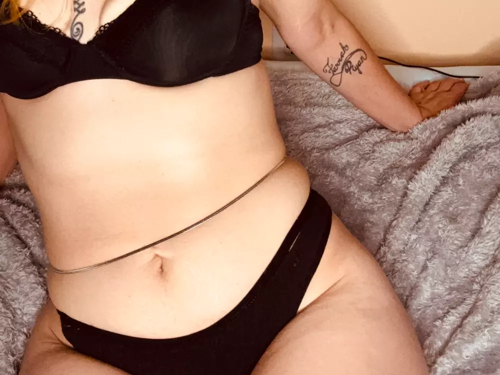 OSoTinyyy's Live Sex Cam Show