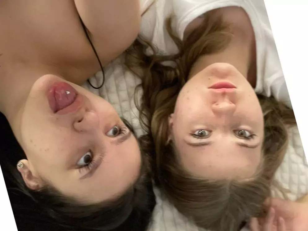 Eadlin And Guineve's Live Sex Cam Show