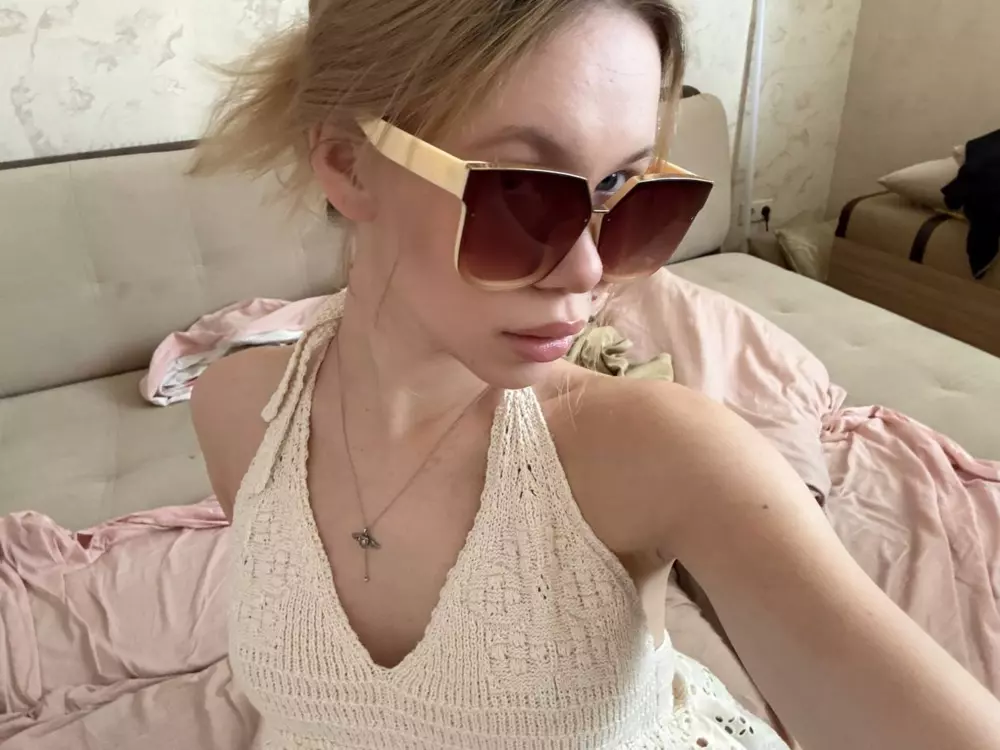 KiraAnikul's Live Sex Cam Show