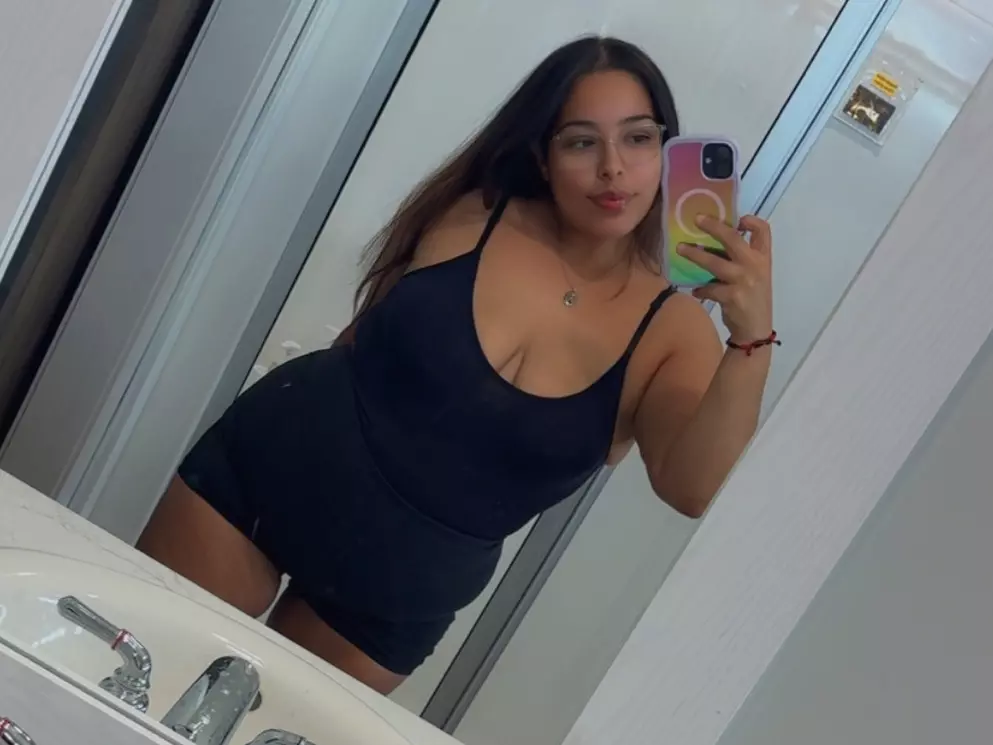Aimz2Please's Live Sex Cam Show