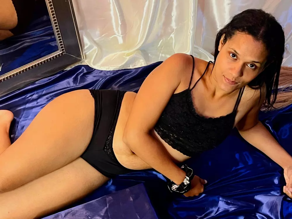 Live cam show with DarcyMoree - MILF on Camsoda