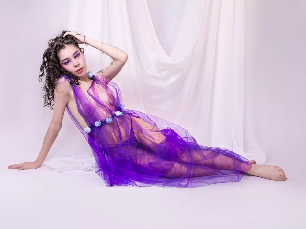 Ravenn-Moonn's Live Sex Cam Show
