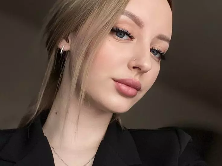 Live cam show with Emma - White on Camsoda