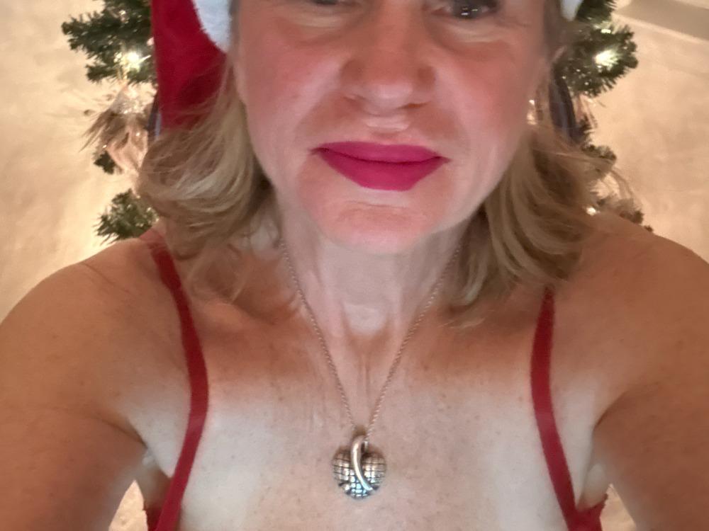 Hotblondemilf1962