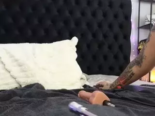 HornyLindzay's Live Sex Cam Show