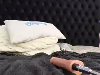 HornyLindzay's Live Sex Cam Show