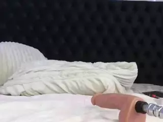 HornyLindzay's Live Sex Cam Show