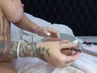 HornyLindzay's Live Sex Cam Show