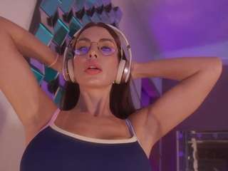 Live cam show with Annie Connors