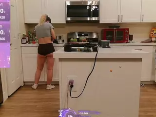 blondiewithanass's Live Sex Cam Show