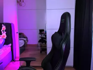 veronica-larson's Live Sex Cam Show
