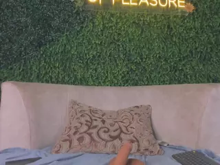Chloe Dee's Live Sex Cam Show