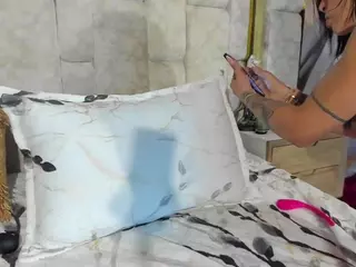 emily-86's Live Sex Cam Show