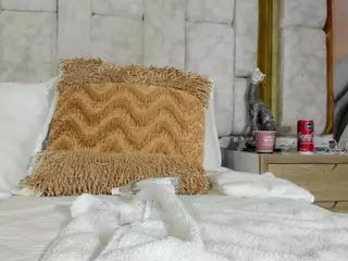 emily-86's Live Sex Cam Show