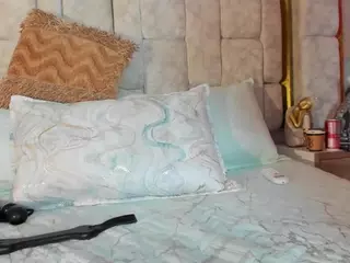 emily-86's Live Sex Cam Show