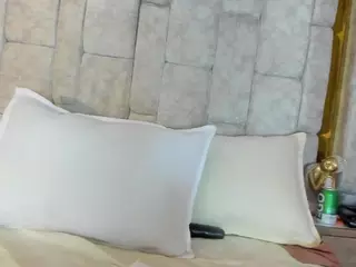 emily-86's Live Sex Cam Show