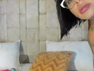emily-86's Live Sex Cam Show