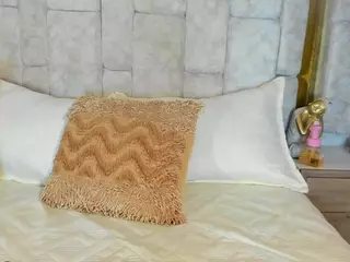 emily-86's Live Sex Cam Show