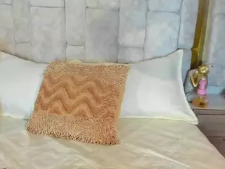 emily-86's Live Sex Cam Show