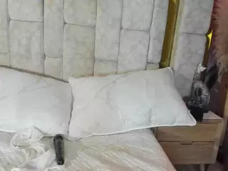 emily-86's Live Sex Cam Show