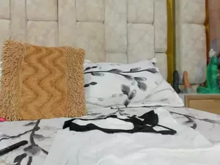 emily-86's Live Sex Cam Show
