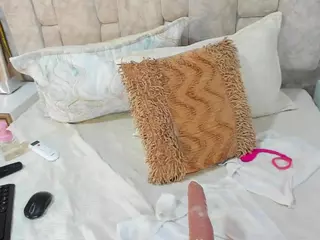 emily-86's Live Sex Cam Show
