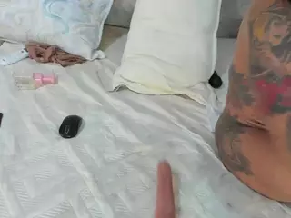emily-86's Live Sex Cam Show