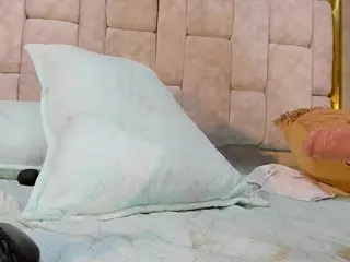 emily-86's Live Sex Cam Show