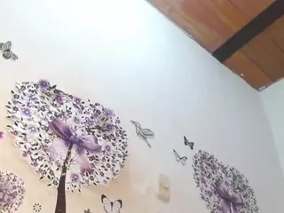 little-lucyx's Live Sex Cam Show