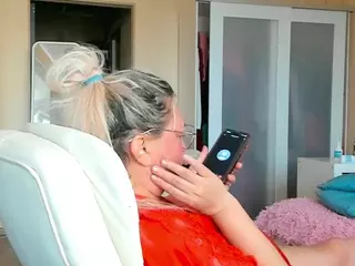 SquirtySexyMilf's Live Sex Cam Show
