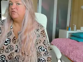 SquirtySexyMilf's Live Sex Cam Show
