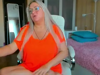 SquirtySexyMilf's Live Sex Cam Show