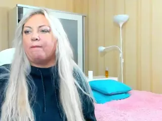 SquirtySexyMilf's Live Sex Cam Show