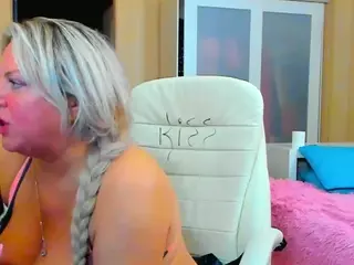 SquirtySexyMilf's Live Sex Cam Show