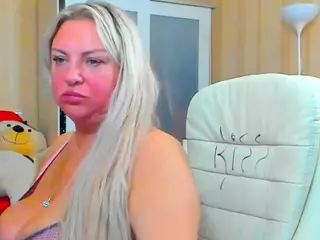 SquirtySexyMilf's Live Sex Cam Show