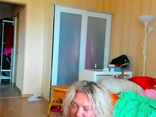 SquirtySexyMilf's Live Sex Cam Show